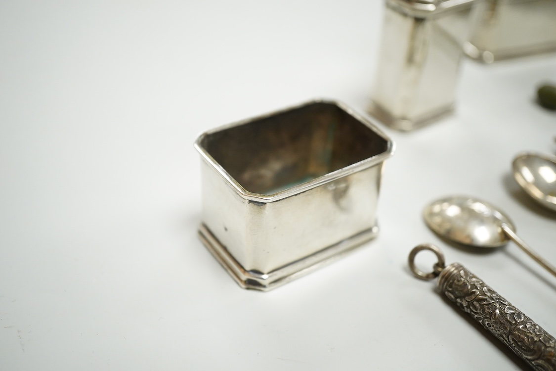 A George V silver three piece condiment set by Mappin & Webb, Birmingham, 1927(two lacking liners), together with one other silver mustard pot, four silver bean end coffee spoons and a white metal propelling pencil.